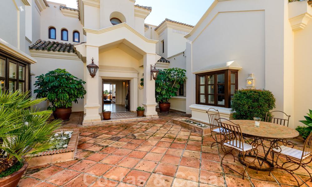 Luxevilla te koop in een klassieke-mediterrane stijl met prachtig zeezicht in een gated community op de Golden Mile, Marbella 33011