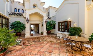 Luxevilla te koop in een klassieke-mediterrane stijl met prachtig zeezicht in een gated community op de Golden Mile, Marbella 33011 