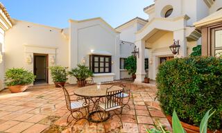 Luxevilla te koop in een klassieke-mediterrane stijl met prachtig zeezicht in een gated community op de Golden Mile, Marbella 33013 