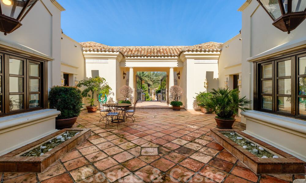 Luxevilla te koop in een klassieke-mediterrane stijl met prachtig zeezicht in een gated community op de Golden Mile, Marbella 33014