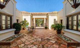 Luxevilla te koop in een klassieke-mediterrane stijl met prachtig zeezicht in een gated community op de Golden Mile, Marbella 33014 