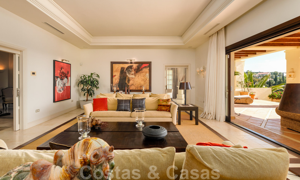 Luxevilla te koop in een klassieke-mediterrane stijl met prachtig zeezicht in een gated community op de Golden Mile, Marbella 33017