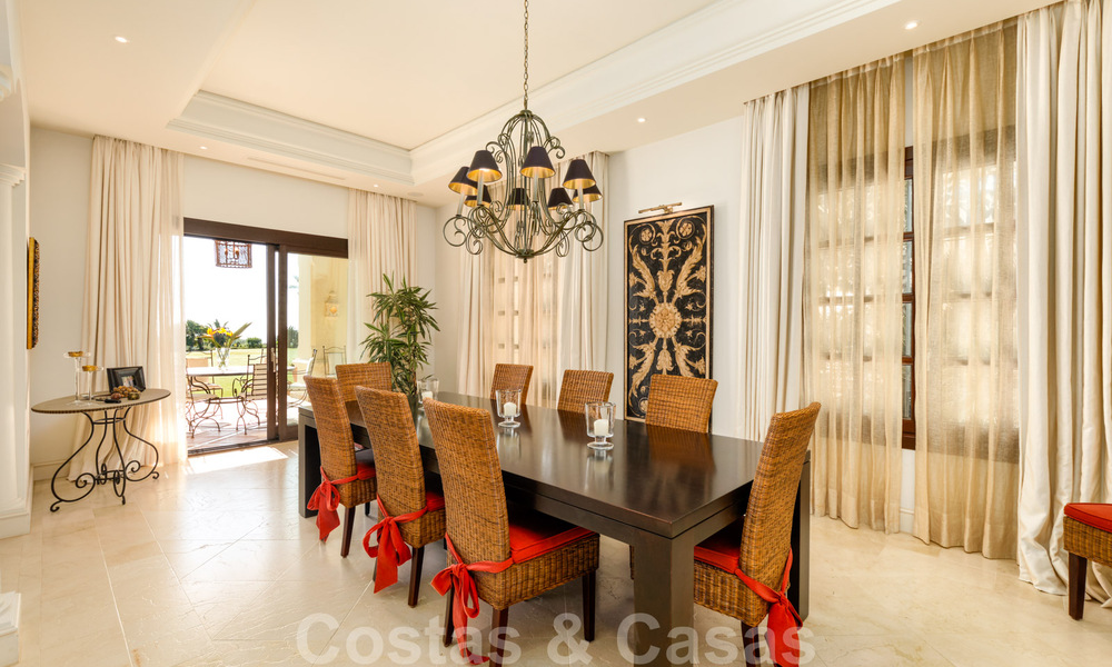 Luxevilla te koop in een klassieke-mediterrane stijl met prachtig zeezicht in een gated community op de Golden Mile, Marbella 33018