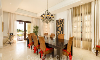 Luxevilla te koop in een klassieke-mediterrane stijl met prachtig zeezicht in een gated community op de Golden Mile, Marbella 33018 