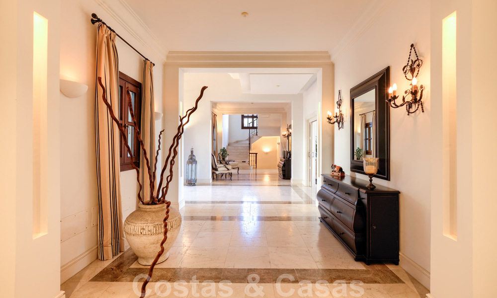 Luxevilla te koop in een klassieke-mediterrane stijl met prachtig zeezicht in een gated community op de Golden Mile, Marbella 33022