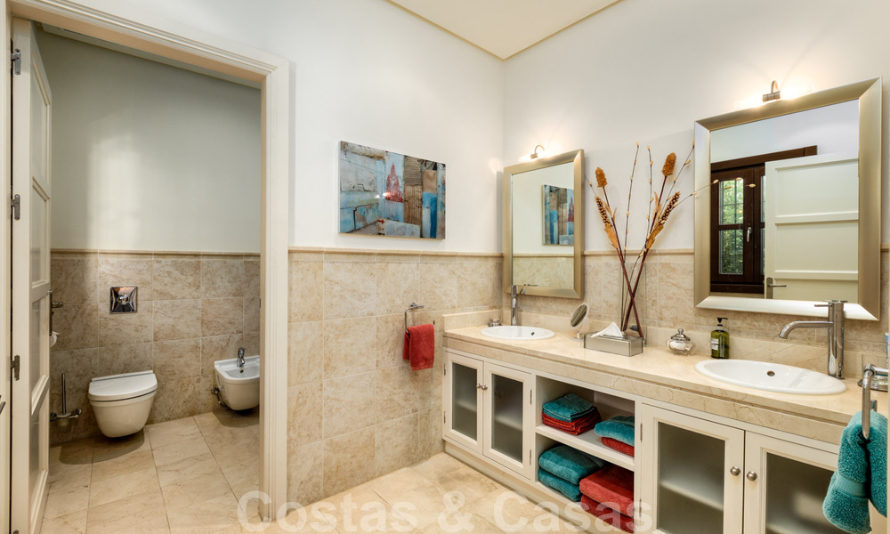 Luxevilla te koop in een klassieke-mediterrane stijl met prachtig zeezicht in een gated community op de Golden Mile, Marbella 33025