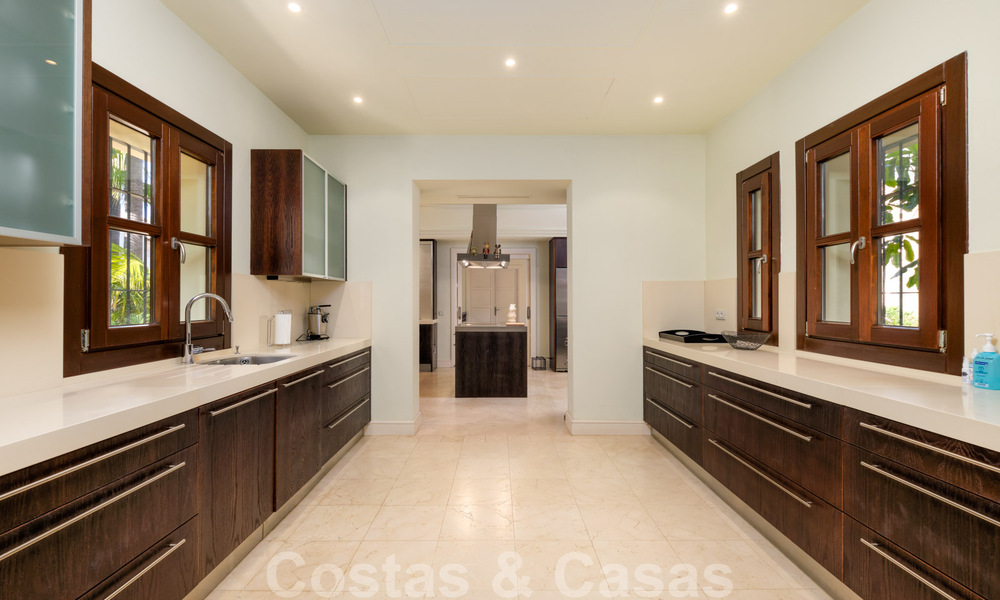 Luxevilla te koop in een klassieke-mediterrane stijl met prachtig zeezicht in een gated community op de Golden Mile, Marbella 33026