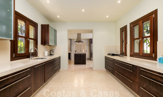 Luxevilla te koop in een klassieke-mediterrane stijl met prachtig zeezicht in een gated community op de Golden Mile, Marbella 33026 