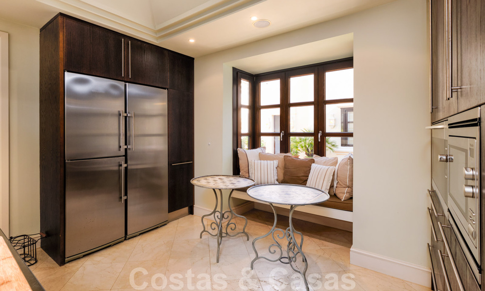 Luxevilla te koop in een klassieke-mediterrane stijl met prachtig zeezicht in een gated community op de Golden Mile, Marbella 33027