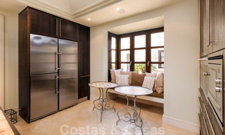 Luxevilla te koop in een klassieke-mediterrane stijl met prachtig zeezicht in een gated community op de Golden Mile, Marbella 33027 