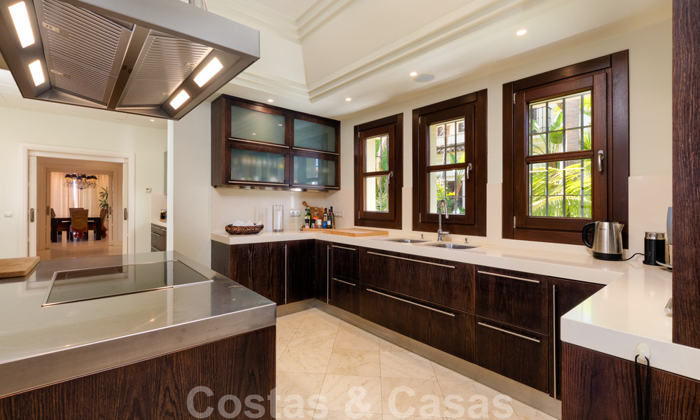 Luxevilla te koop in een klassieke-mediterrane stijl met prachtig zeezicht in een gated community op de Golden Mile, Marbella 33028