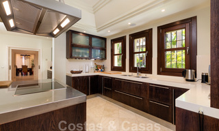 Luxevilla te koop in een klassieke-mediterrane stijl met prachtig zeezicht in een gated community op de Golden Mile, Marbella 33028 