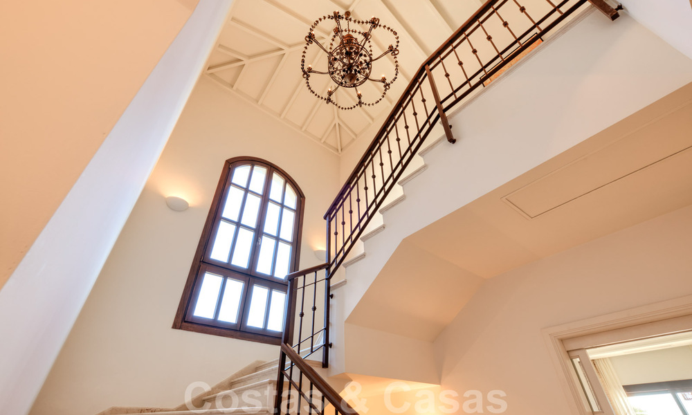 Luxevilla te koop in een klassieke-mediterrane stijl met prachtig zeezicht in een gated community op de Golden Mile, Marbella 33030