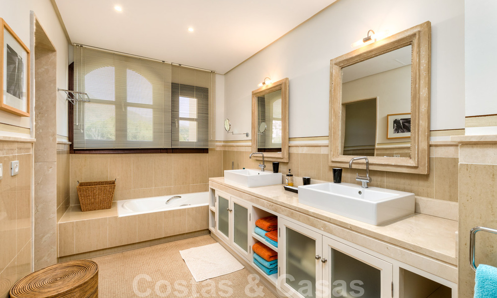 Luxevilla te koop in een klassieke-mediterrane stijl met prachtig zeezicht in een gated community op de Golden Mile, Marbella 33032