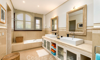 Luxevilla te koop in een klassieke-mediterrane stijl met prachtig zeezicht in een gated community op de Golden Mile, Marbella 33032 