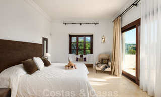 Luxevilla te koop in een klassieke-mediterrane stijl met prachtig zeezicht in een gated community op de Golden Mile, Marbella 33033 