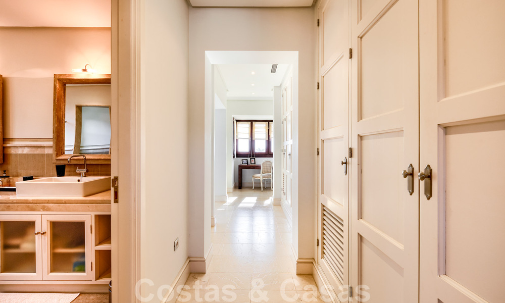 Luxevilla te koop in een klassieke-mediterrane stijl met prachtig zeezicht in een gated community op de Golden Mile, Marbella 33034