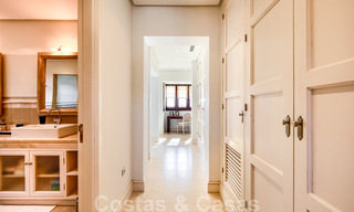 Luxevilla te koop in een klassieke-mediterrane stijl met prachtig zeezicht in een gated community op de Golden Mile, Marbella 33034 