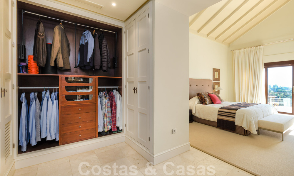 Luxevilla te koop in een klassieke-mediterrane stijl met prachtig zeezicht in een gated community op de Golden Mile, Marbella 33035