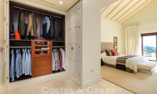 Luxevilla te koop in een klassieke-mediterrane stijl met prachtig zeezicht in een gated community op de Golden Mile, Marbella 33035 