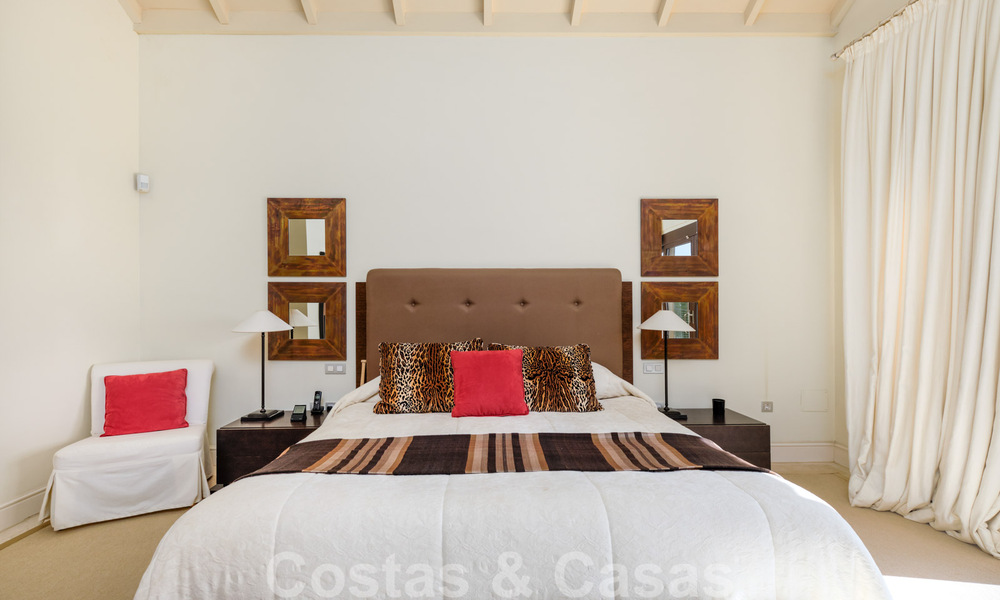 Luxevilla te koop in een klassieke-mediterrane stijl met prachtig zeezicht in een gated community op de Golden Mile, Marbella 33037