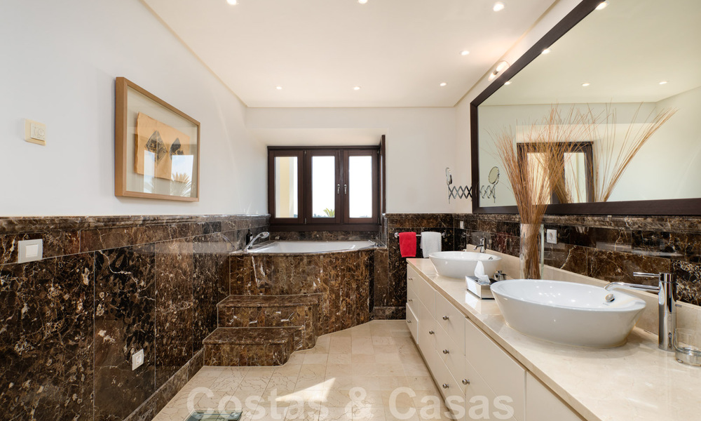 Luxevilla te koop in een klassieke-mediterrane stijl met prachtig zeezicht in een gated community op de Golden Mile, Marbella 33039