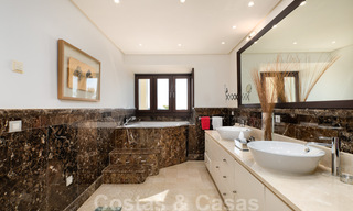 Luxevilla te koop in een klassieke-mediterrane stijl met prachtig zeezicht in een gated community op de Golden Mile, Marbella 33039 