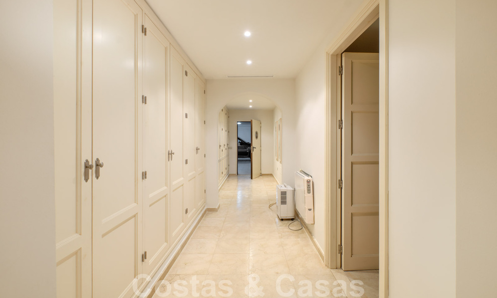 Luxevilla te koop in een klassieke-mediterrane stijl met prachtig zeezicht in een gated community op de Golden Mile, Marbella 33041