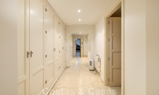 Luxevilla te koop in een klassieke-mediterrane stijl met prachtig zeezicht in een gated community op de Golden Mile, Marbella 33041 