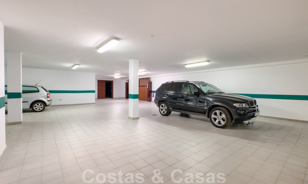 Luxevilla te koop in een klassieke-mediterrane stijl met prachtig zeezicht in een gated community op de Golden Mile, Marbella 33042