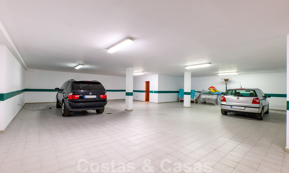 Luxevilla te koop in een klassieke-mediterrane stijl met prachtig zeezicht in een gated community op de Golden Mile, Marbella 33043