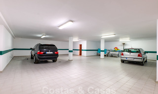 Luxevilla te koop in een klassieke-mediterrane stijl met prachtig zeezicht in een gated community op de Golden Mile, Marbella 33043 