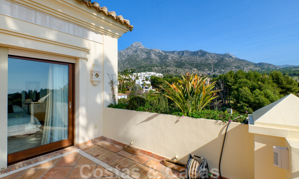 Luxevilla te koop in een klassieke-mediterrane stijl met prachtig zeezicht in een gated community op de Golden Mile, Marbella 33047