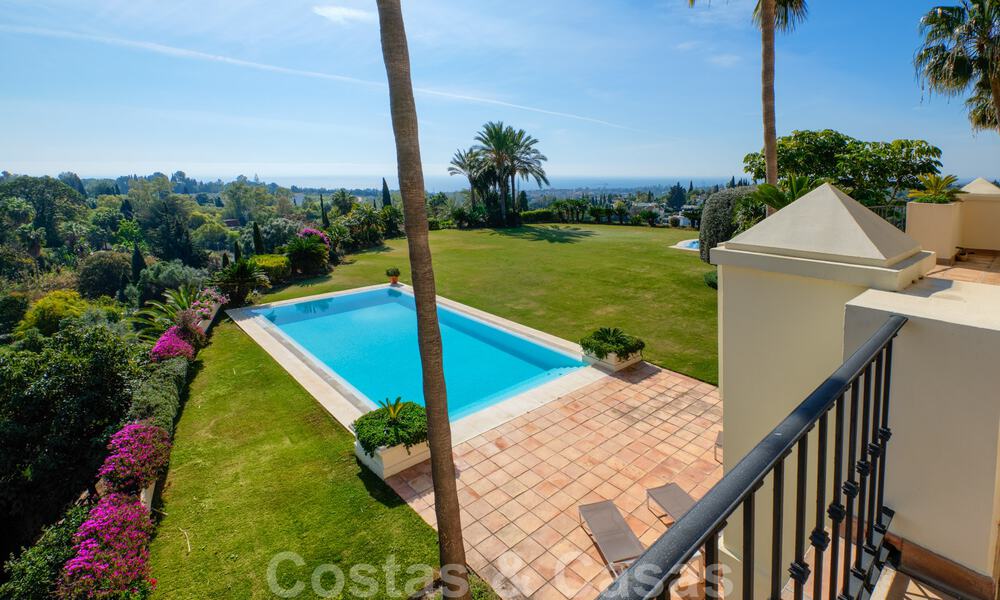 Luxevilla te koop in een klassieke-mediterrane stijl met prachtig zeezicht in een gated community op de Golden Mile, Marbella 33048