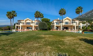 Twee naast elkaar gelegen luxevilla´s te koop op één domein gebouwd in een klassieke-mediterrane stijl met schitterend panoramisch zeezicht in een gated community op de Golden Mile, Marbella 33051 