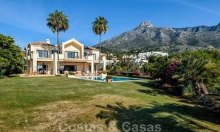 Twee naast elkaar gelegen luxevilla´s te koop op één domein gebouwd in een klassieke-mediterrane stijl met schitterend panoramisch zeezicht in een gated community op de Golden Mile, Marbella 33052 
