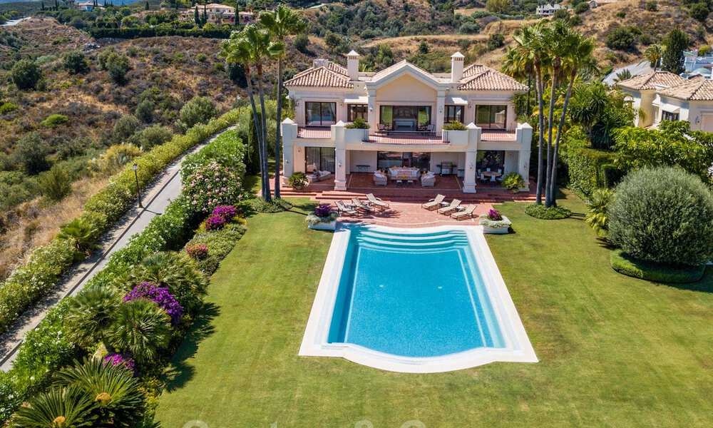 Twee naast elkaar gelegen luxevilla´s te koop op één domein gebouwd in een klassieke-mediterrane stijl met schitterend panoramisch zeezicht in een gated community op de Golden Mile, Marbella 33054