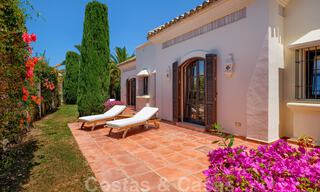 Twee naast elkaar gelegen luxevilla´s te koop op één domein gebouwd in een klassieke-mediterrane stijl met schitterend panoramisch zeezicht in een gated community op de Golden Mile, Marbella 33061 