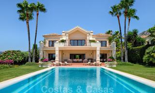 Twee naast elkaar gelegen luxevilla´s te koop op één domein gebouwd in een klassieke-mediterrane stijl met schitterend panoramisch zeezicht in een gated community op de Golden Mile, Marbella 33068 
