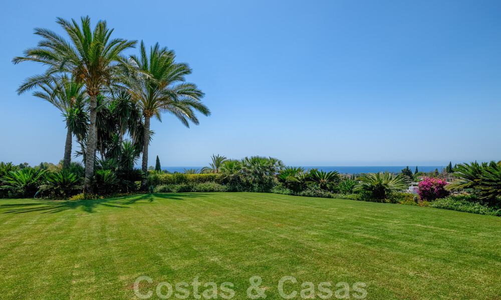 Twee naast elkaar gelegen luxevilla´s te koop op één domein gebouwd in een klassieke-mediterrane stijl met schitterend panoramisch zeezicht in een gated community op de Golden Mile, Marbella 33071