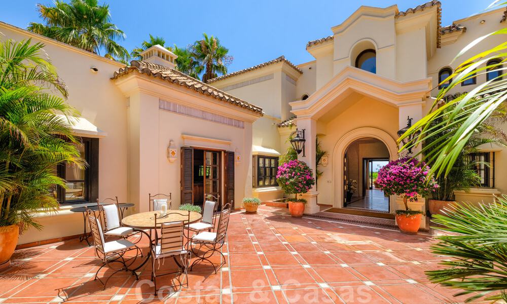 Twee naast elkaar gelegen luxevilla´s te koop op één domein gebouwd in een klassieke-mediterrane stijl met schitterend panoramisch zeezicht in een gated community op de Golden Mile, Marbella 33075