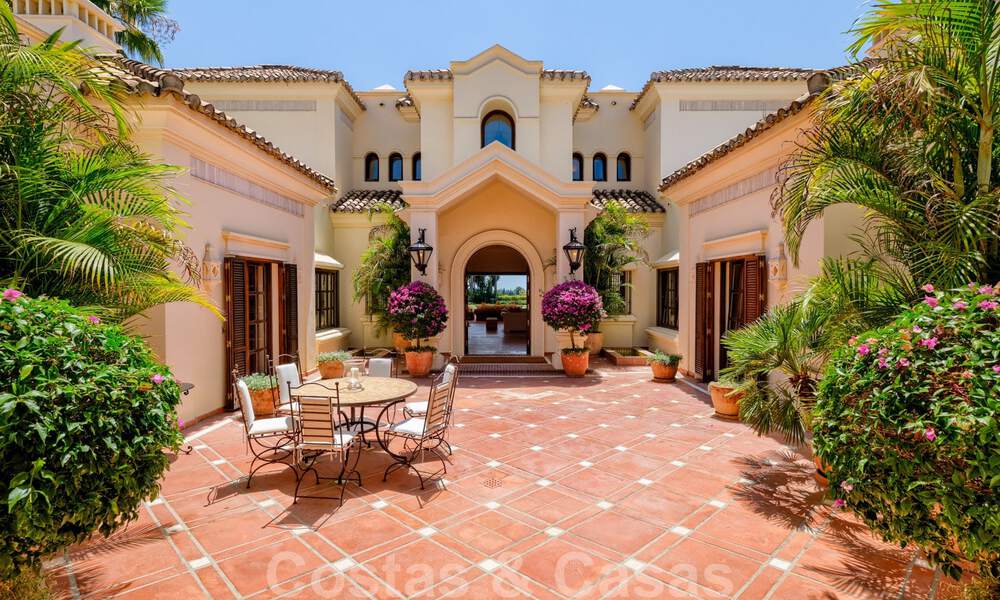 Twee naast elkaar gelegen luxevilla´s te koop op één domein gebouwd in een klassieke-mediterrane stijl met schitterend panoramisch zeezicht in een gated community op de Golden Mile, Marbella 33077