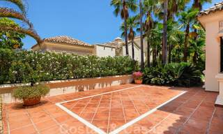 Twee naast elkaar gelegen luxevilla´s te koop op één domein gebouwd in een klassieke-mediterrane stijl met schitterend panoramisch zeezicht in een gated community op de Golden Mile, Marbella 33079 