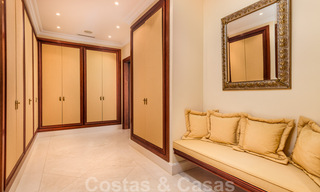 Twee naast elkaar gelegen luxevilla´s te koop op één domein gebouwd in een klassieke-mediterrane stijl met schitterend panoramisch zeezicht in een gated community op de Golden Mile, Marbella 33082 