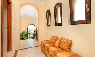 Twee naast elkaar gelegen luxevilla´s te koop op één domein gebouwd in een klassieke-mediterrane stijl met schitterend panoramisch zeezicht in een gated community op de Golden Mile, Marbella 33083 