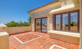 Twee naast elkaar gelegen luxevilla´s te koop op één domein gebouwd in een klassieke-mediterrane stijl met schitterend panoramisch zeezicht in een gated community op de Golden Mile, Marbella 33089 