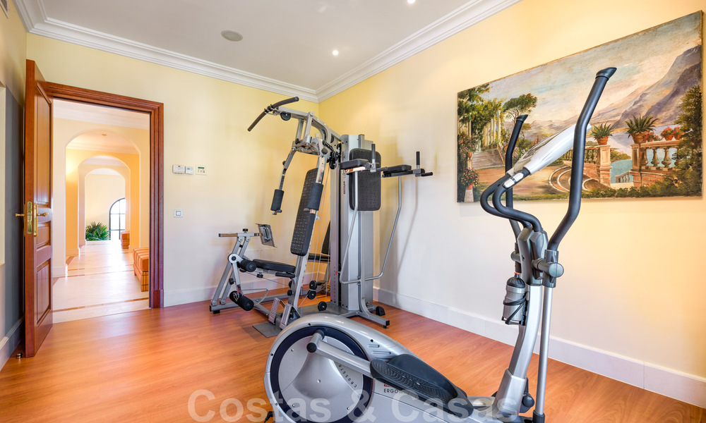 Twee naast elkaar gelegen luxevilla´s te koop op één domein gebouwd in een klassieke-mediterrane stijl met schitterend panoramisch zeezicht in een gated community op de Golden Mile, Marbella 33094