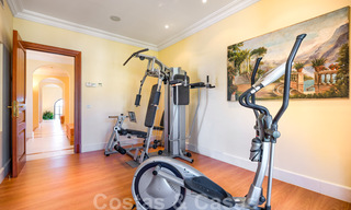 Twee naast elkaar gelegen luxevilla´s te koop op één domein gebouwd in een klassieke-mediterrane stijl met schitterend panoramisch zeezicht in een gated community op de Golden Mile, Marbella 33094 