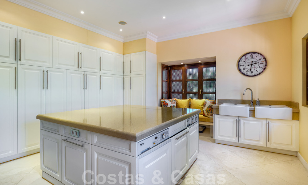 Twee naast elkaar gelegen luxevilla´s te koop op één domein gebouwd in een klassieke-mediterrane stijl met schitterend panoramisch zeezicht in een gated community op de Golden Mile, Marbella 33096
