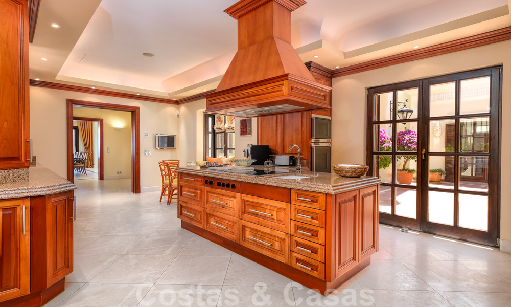 Twee naast elkaar gelegen luxevilla´s te koop op één domein gebouwd in een klassieke-mediterrane stijl met schitterend panoramisch zeezicht in een gated community op de Golden Mile, Marbella 33097